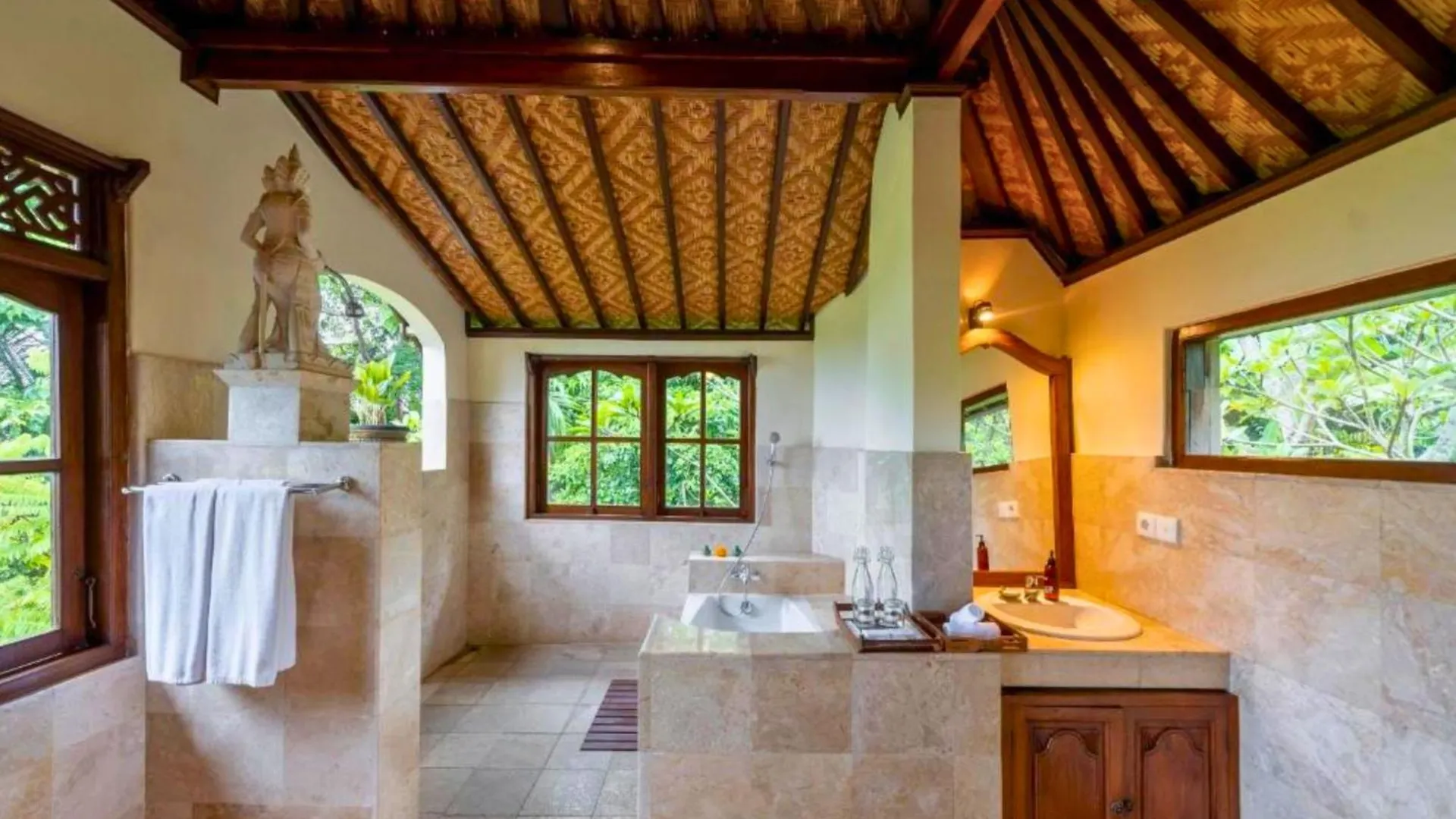 Dakini 1 Bedroom Grand Deluxe Room Zn232 Ubud